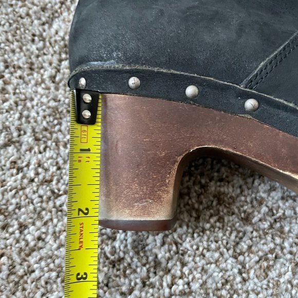 UGG | Lynnea Heeled Shearling Boot - Picture 12 of 14